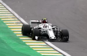 În imagine, o mașină de curse Sauber F1.