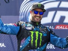 FIA retrage numărul 43 al lui Ken Block din Campionatul Mondial de Raliuri pentru 2023 Ken Block sarbatorind victoria pe podium