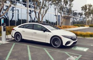 Mercedes vinde vehicule electrice, inclusiv modelul EQS.